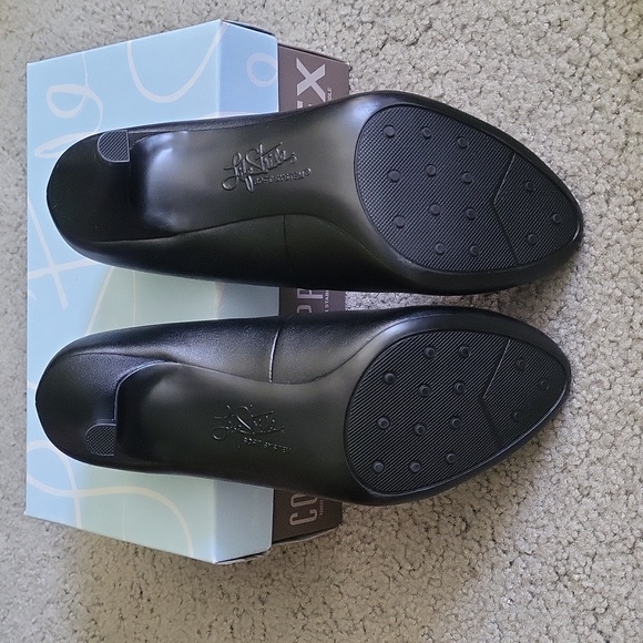 Shoes - Picture 4 of 6